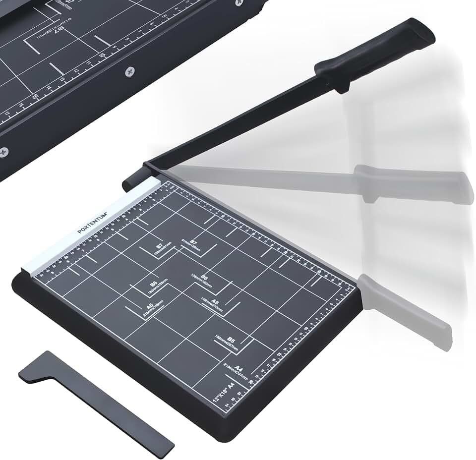PORTENTUM Papierschneider A4 mit verstellbarem Magnetanschlag und rutschfester Basis – Papierschneidemaschine mit Armverriegelung – Schneidemaschine Papier A4, A5, B5, B6, B7 – 12 Blatt