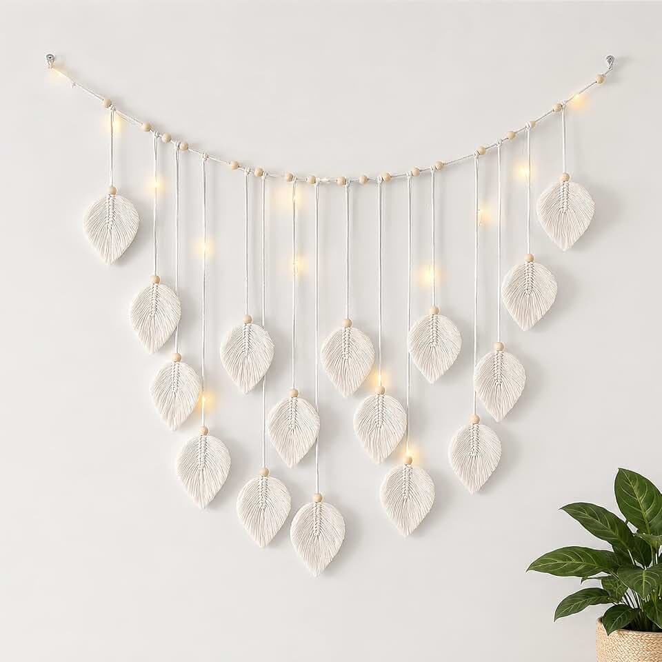 IHONYI Boho Deko - Makramee Wandbehang in Weiß, Wandteppich Chic Tapisserie Fransengirlande Mit 3M LED Lichterkette, Handgewebt Girlande Boho Wanddeko Für Wohnzimmer/Balkon/Wohnwagen Deko (Blatt)