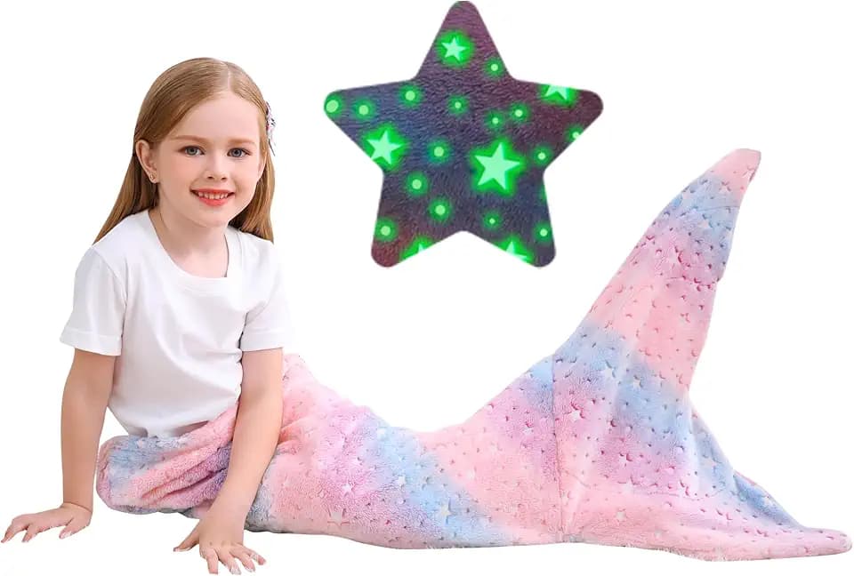 softan Kinder Meerjungfrau Schwanz Decke, Glow In The Dark Decke für Mädchen, Weiche Flanell Fleece Meerjungfrau Schlafdecke mit Glitzersternen und Regenbogen Ombre Fisch Skala Design 100 x 43 cm