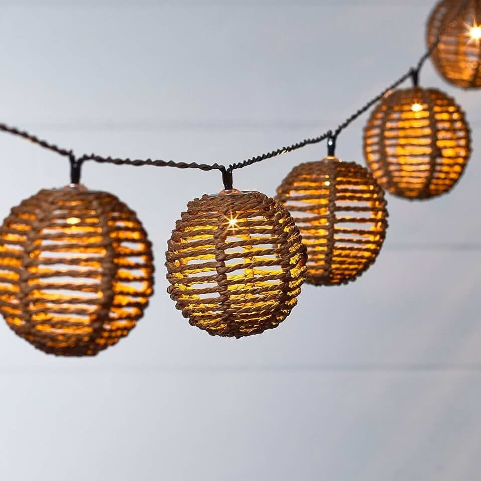 Lights4fun Solarlichterkette mit Rattankugeln | 10 warmweiße LEDs | Sonnenenergie Solarenergie | Wetterfeste Solarlampen Solarleuchten | Sommerdeko für Außen Garten Balkon Outdoor | Länge 4,25 m