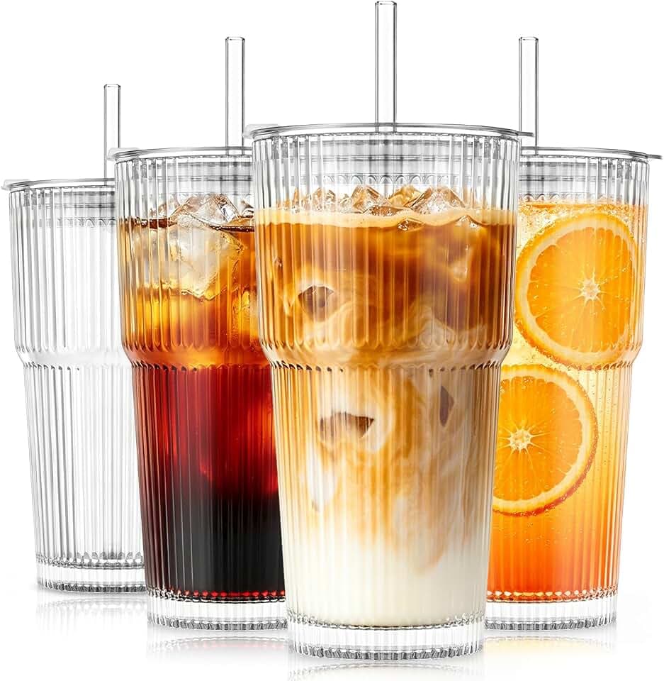 SoulTimes 600 ml 4er Glasbecher mit Deckel und Strohhalm, Gerippte Trinkgläser für Eiskaffee, Matcha, Smoothies, Saft & Kaltgetränke, Elegante Gläser für Zuhause & unterwegs