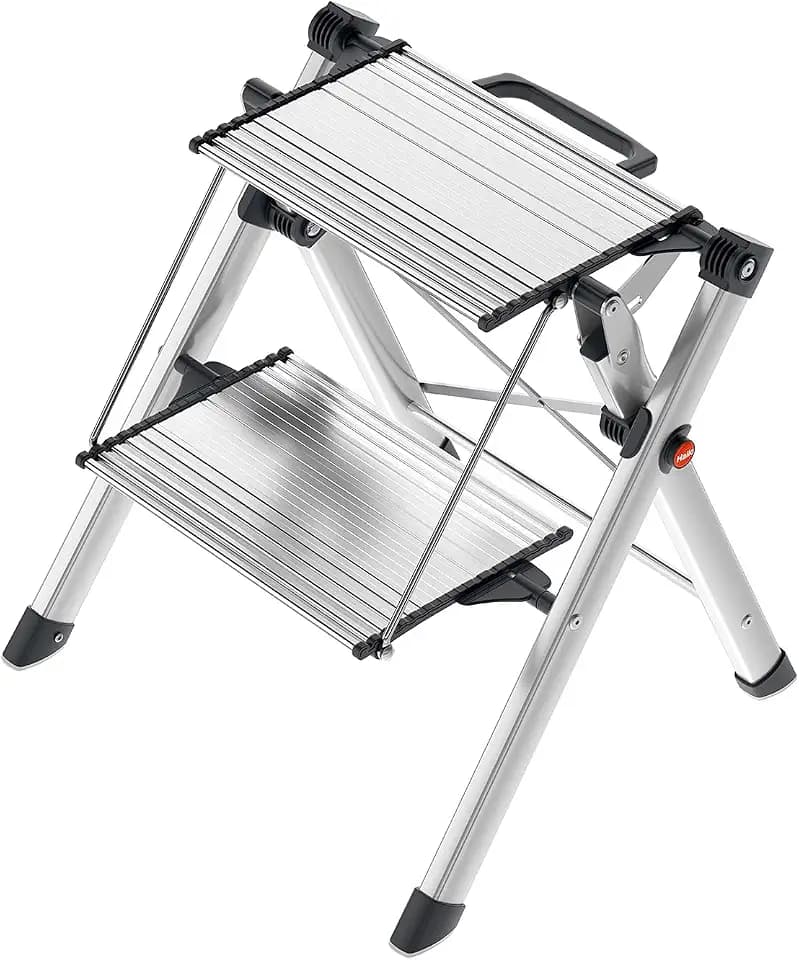 Hailo MK80 ComfortLine Alu-Klapptritt-Leiter - 2 große Stufen bis 150 kg - Komfort-Trittleiter mit Tragegriff mit integrierter Entriegelungsfunktion - Füße mit Soft-Grip-Sohle - rostfrei - Silber