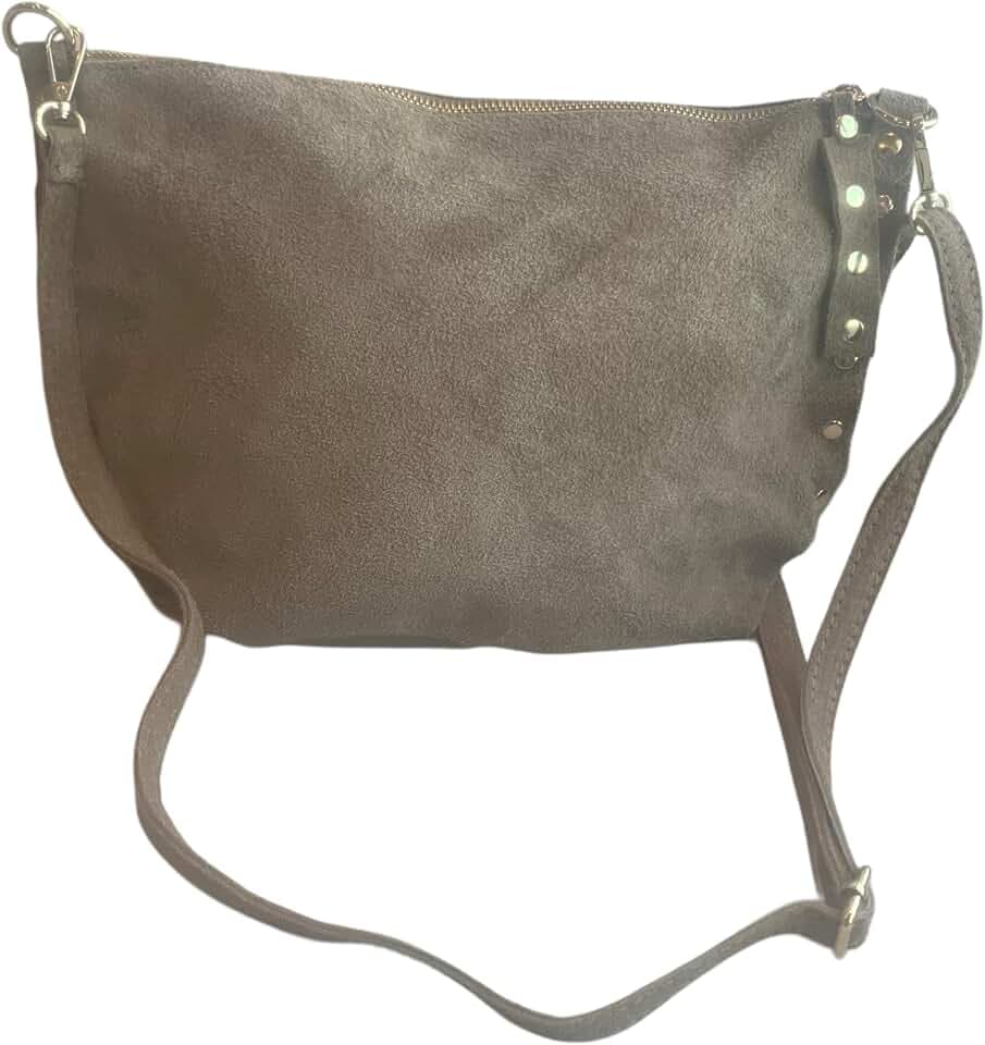 Umhängetasche aus italienischem Wildleder mit Nieten an den Seiten; verstellbarer und austauschbarer Schultergurt; Reißverschluss; innen gefüttert mit integrierter Tasche; Gesäßtasche.
