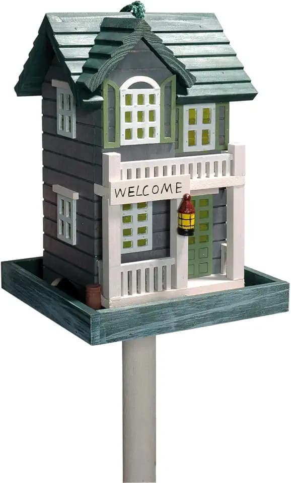 dobar 25303FSC Buntes Vogelfutterhaus "Welcome" - Vogelhaus inklusive Ständer Western Style - Kleine Vogelvilla aus Holz - Vogelfutterstation mit Futtersilo - 18 x 18 x 123 cm - Grün