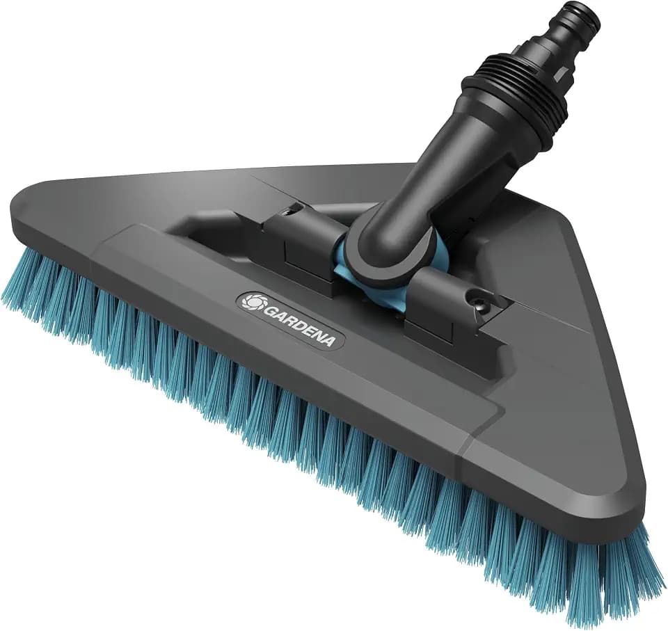 Gardena Cleansystem Stielbürste hard flex: Bürste zum Reinigen von unempfindlichen Oberflächen, Dreiecksform, harte Borsten, Anschluss an Cleansystem Stiel, für größere Flächen (18814-20)