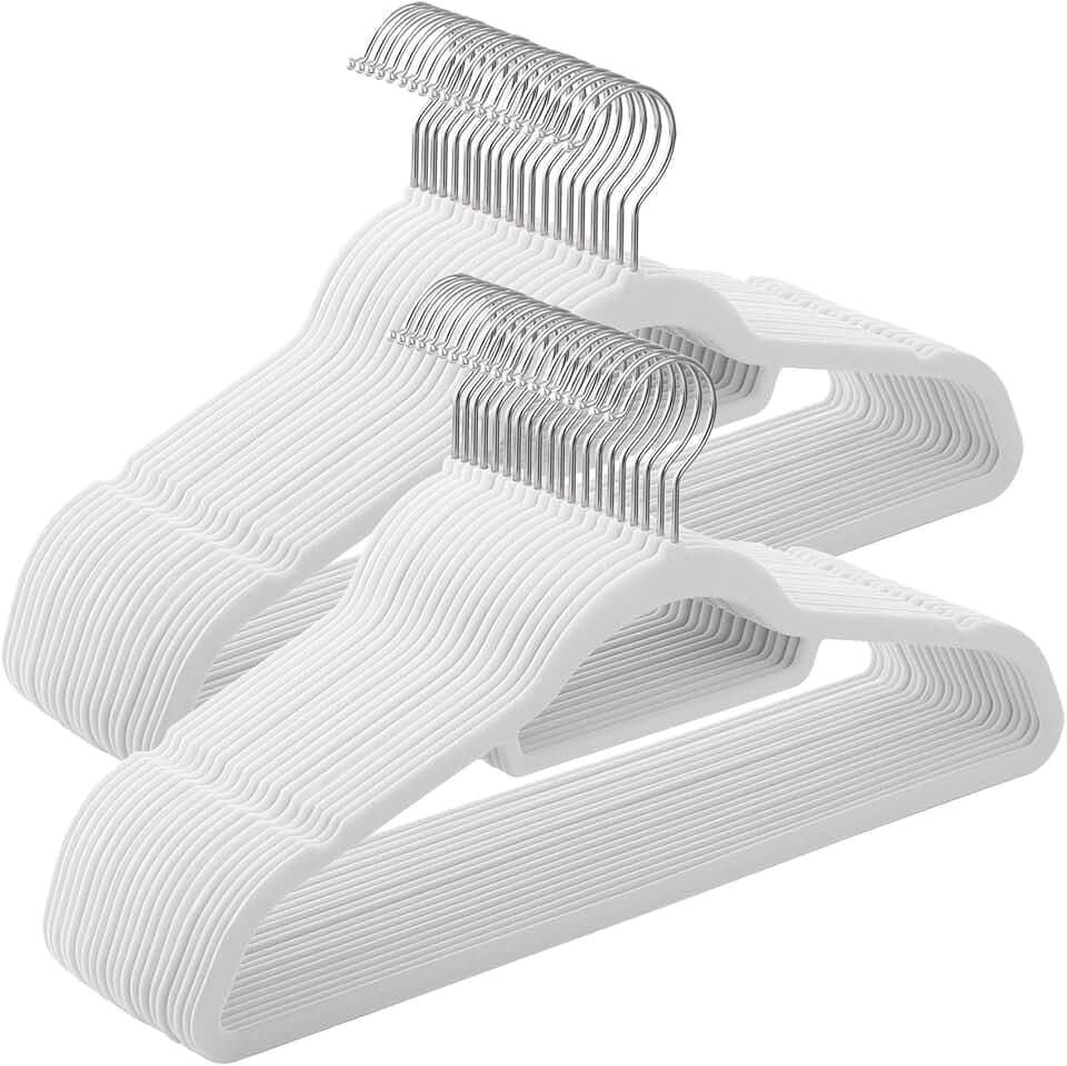 SONGMICS Kleiderbügel Samt, 50er Set, rutschfest, platzsparend | Bügel,43,5 cm lang,0,6 cm dick,kleine Stange für Krawatten,360°drehbarer Haken,Weiß + Silber,BREANNA Kollektion CRF020W02