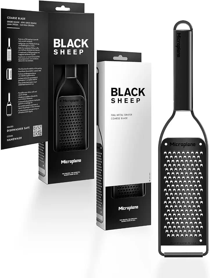 Microplane Küchenreibe Grob mit Edelstahlklinge Made in USA für Käse, Karotte, Ingwer, Kokosnuss & Meerrettich aus der Black Sheep Serie
