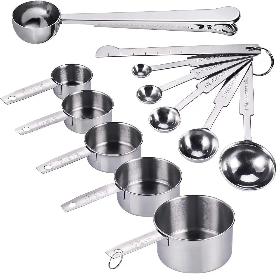 JIZZU 12 Stück Edelstahl Messbecher und Löffel mit Messlineal, Scoop mit Clip,klarer Skala von 0.3ml bis 250ml, für Backmessen Trockenrationen und Flüssigkeit, Spuelmaschinenfest