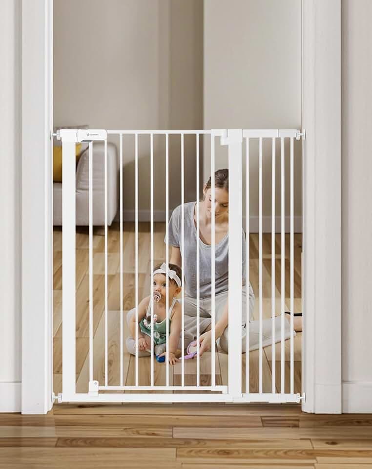 COMOMY 107 cm Extra Hoch Türschutzgitter, 75-103 cm Breit Treppenschutzgitter ohne Bohren, Türgitter für Baby, Kinder, Hund und Katze, Metall, Automatisches Schließen, 90°Stop (Weiß)
