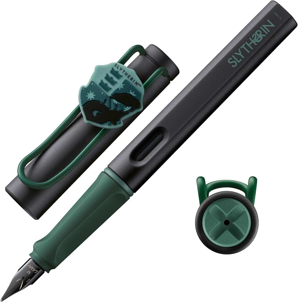 Lamy safari Harry Potter Slytherin™ Füller in Strichbreite EF | Lamy Füller mit Wappen des Hauses - mit ergonomischen Griff – inkl. Tintenpatrone T10 blau – Rechtshänder