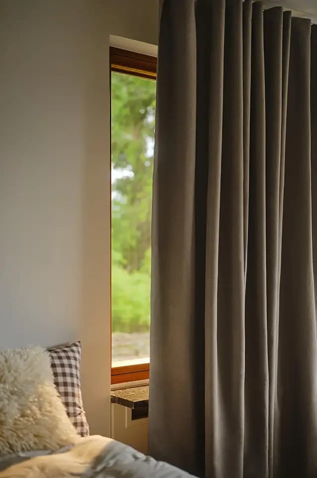 Jotex Moonbeam Verdunkelungsvorhang Extra Breit 270cm - Multifunktionsgardine mit 100% Lichtblockierung (1er Pack) - Taupe, 270 x 250cm