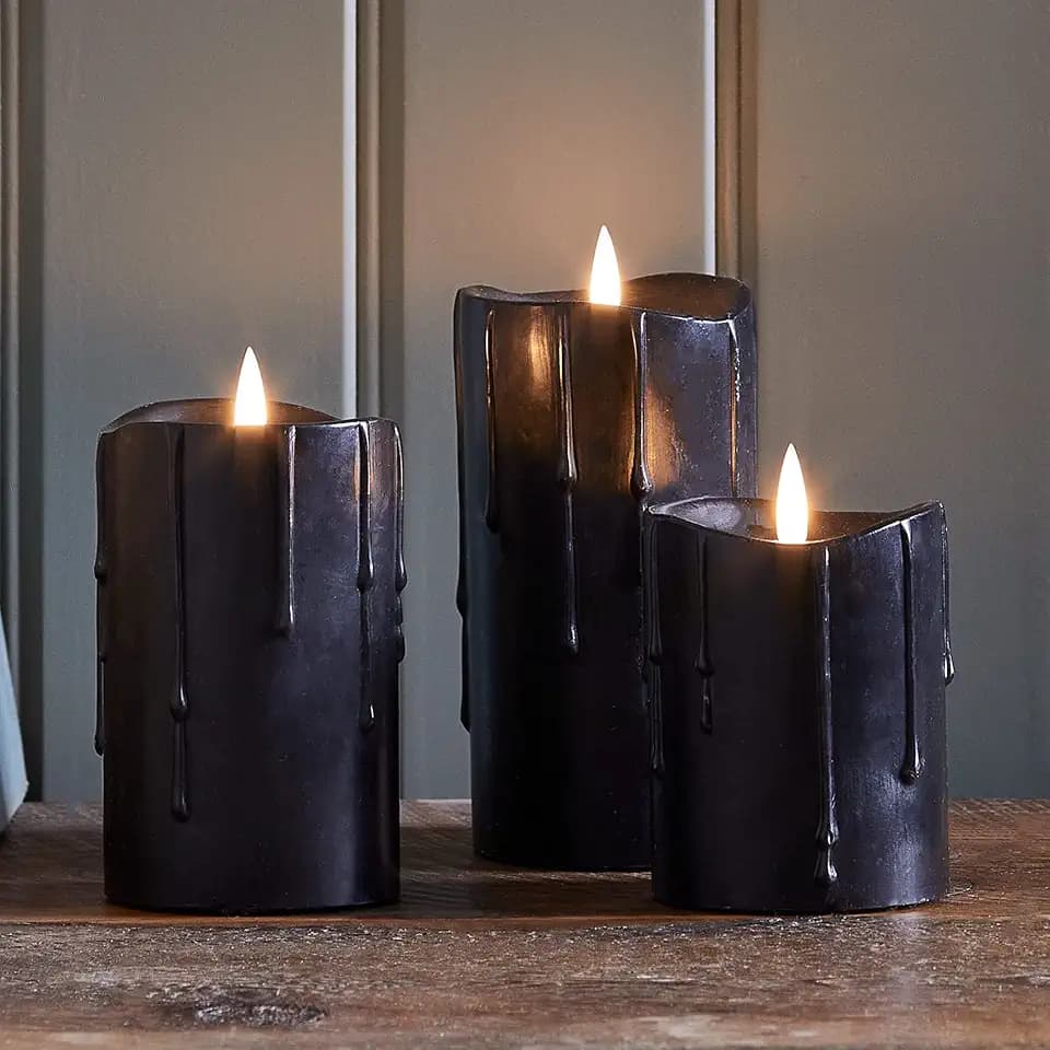Lights4fun 3er Set schwarze TruGlow® Kerzen mit warmweißer LED Flamme und Timer Halloween Deko