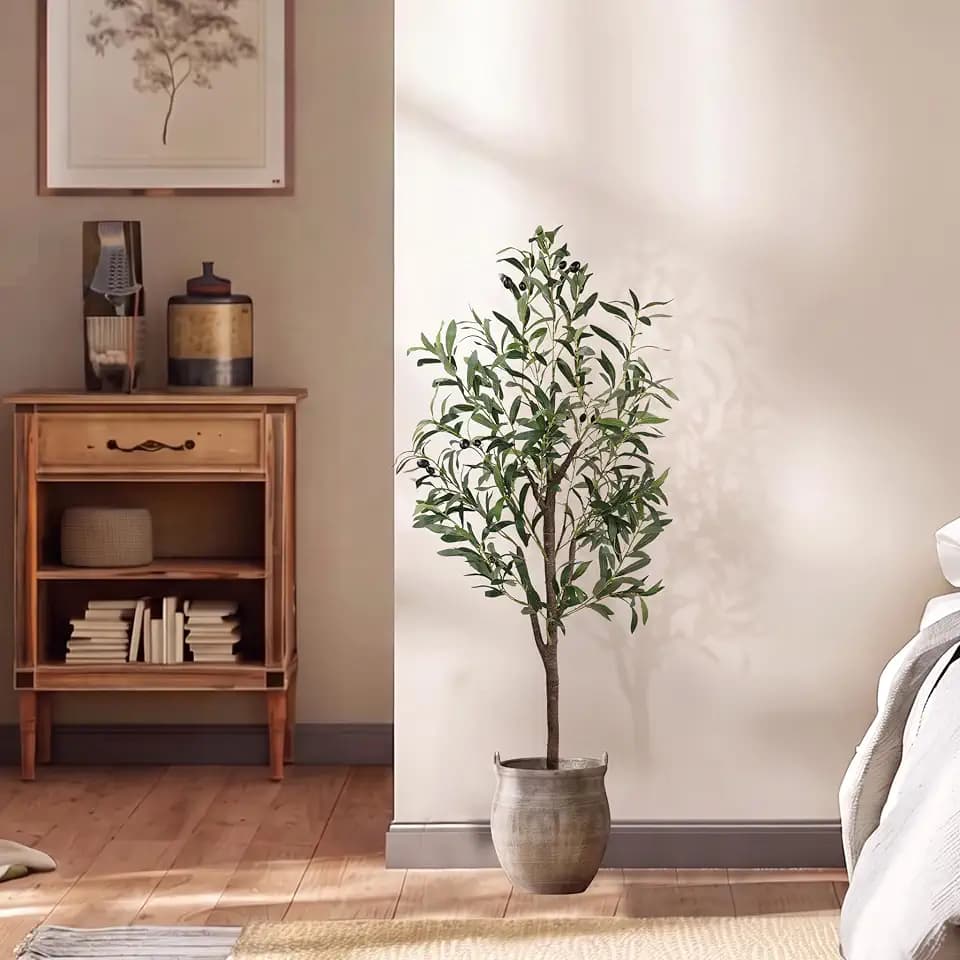 Olivenbaum Künstlich 120 cm, Kunstpflanze wie echt mit Topf & dickeren Stamm – Mehr Blätter & Oliven, pflegefrei. Ideal als Kunstbaum Indoor, Dekobaum für Wohnzimmer, Büro, Shop