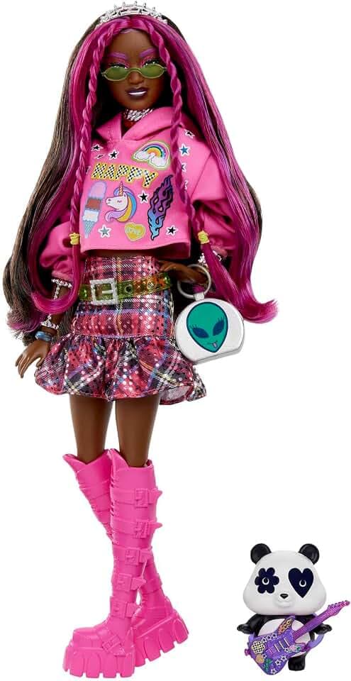 Barbie Extra, Schwarze schwarzem Haar und rosa Strähnchen, Rockstar Pandabär, Sonnenbrille, rosa Stiefel, Alien-Tasche, Aufkleber, inkl Puppe, Geschenke für Kinder ab 3 Jahren,HKP93