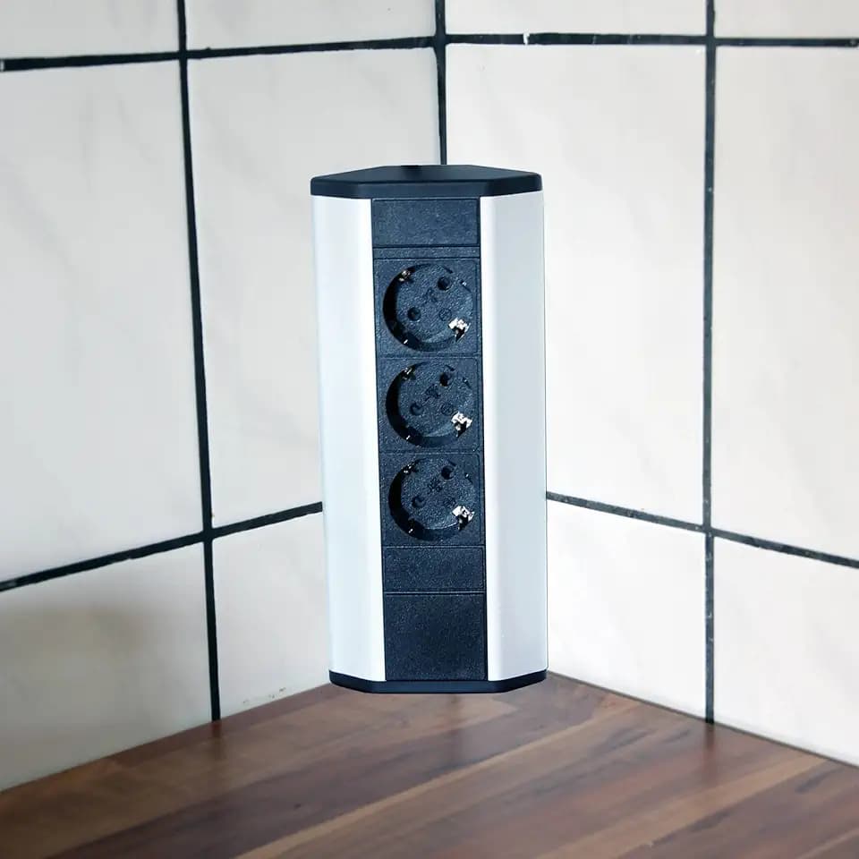Trano Steckdose für Küche und Büro - Ecksteckdose aus Aluminium und hochwertigem Kunststoff ideal für Arbeitsplatte, Tischsteckdose oder Unterbausteckdose mit 3-Fach Steckdosenelement | 3er Steckd