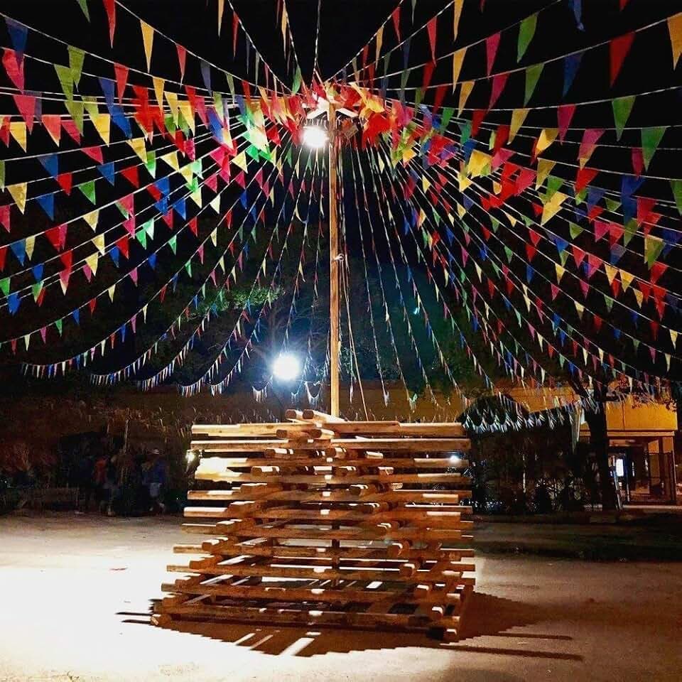 240M Wimpelkette Mehrfarbig Wimpel Girlande mit 450 Stück Dreieck Flaggen Nylon Stoff Bunting Banner für Party Dekoration, Geburtstag, Hochzeit, Indoor/Outdoor, Garten Dekoration