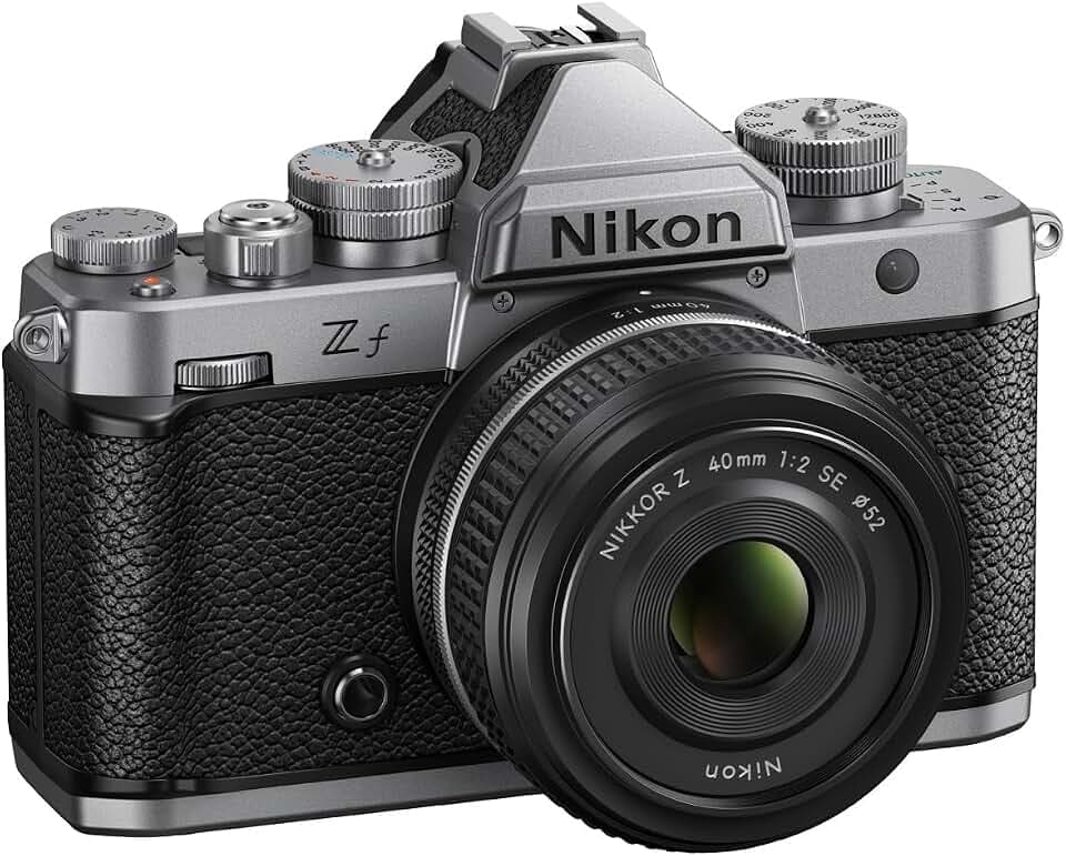 Nikon Z f Silber Kit Nikkor Z 40mm 1:2.0 Spez. Edition (Vollformatkamera, 24.4MP, 4k Video, Pixel Shift, Gehäuse mit Magnesiumlegierung, neig- und drehbarer Touch-Monitor)