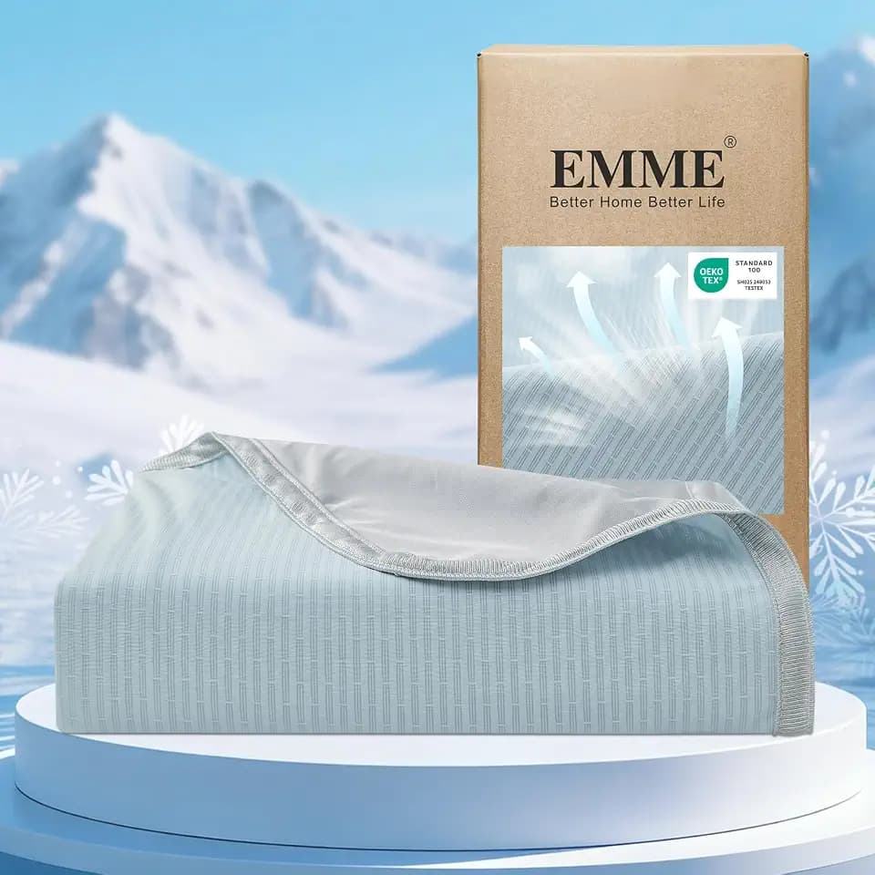 EMME Kühldecke Kühlende Decke, Arc-Chill Q-Max>0,5, 152 x 203 cm, 2 in 1 Doppelseitige Feinstreifen Sommerdecke, Leicht Atmungsaktiv Tagesdecke, Sofa Decke & Bettüberwurf, Hellblau Gestreift