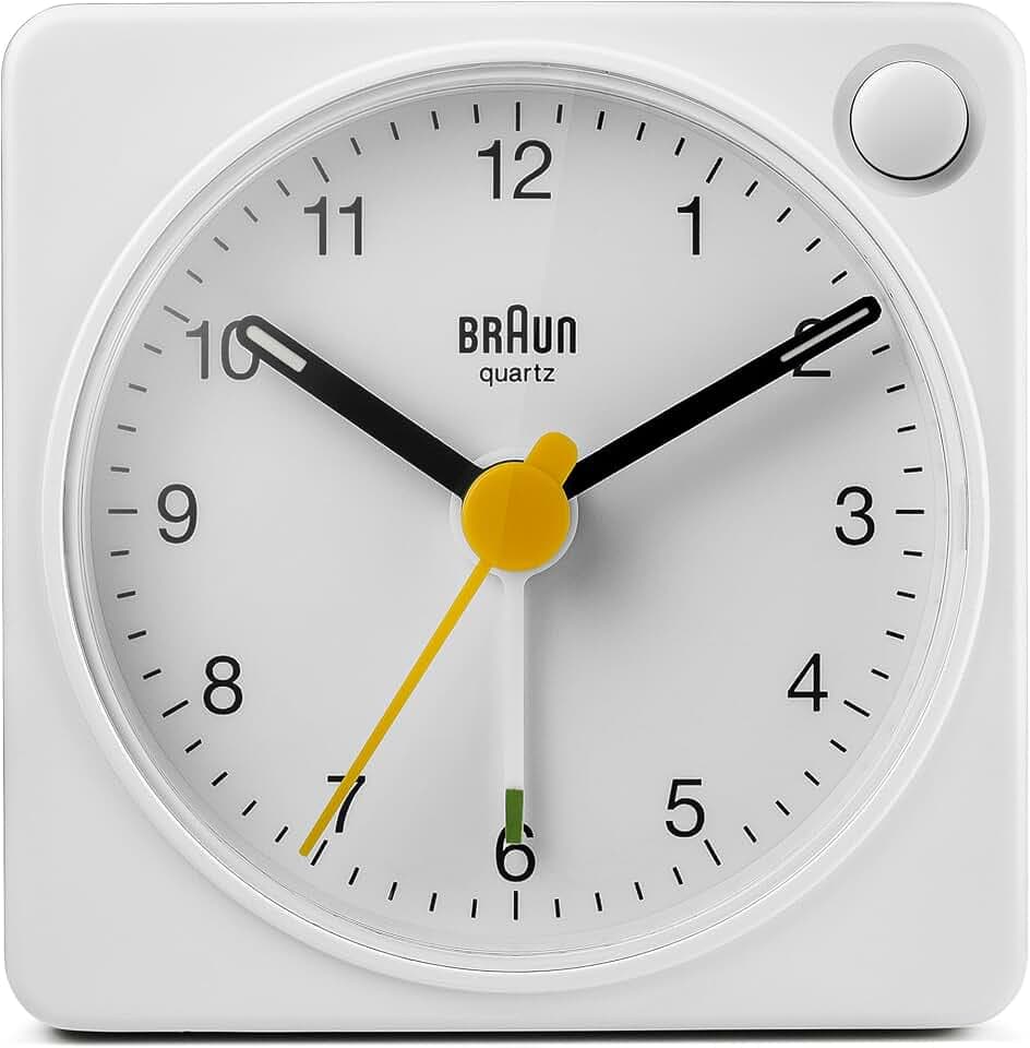 Braun Klassischer analoger Reisewecker mit Schlummerfunktion und Licht, kompakte Größe, ruhiges Quarzuhrwerk, Crescendo-Alarm, weißes Modell BC02XW