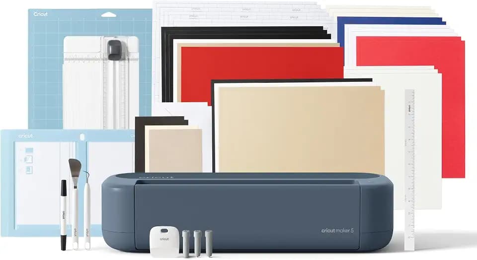 Cricut Maker™ 5 Essential Bundle + digitale Inhalte, intelligente Schneidemaschine. Enthält Material für 65 Projekte + zusätzliche digitale Bonusinhalte.