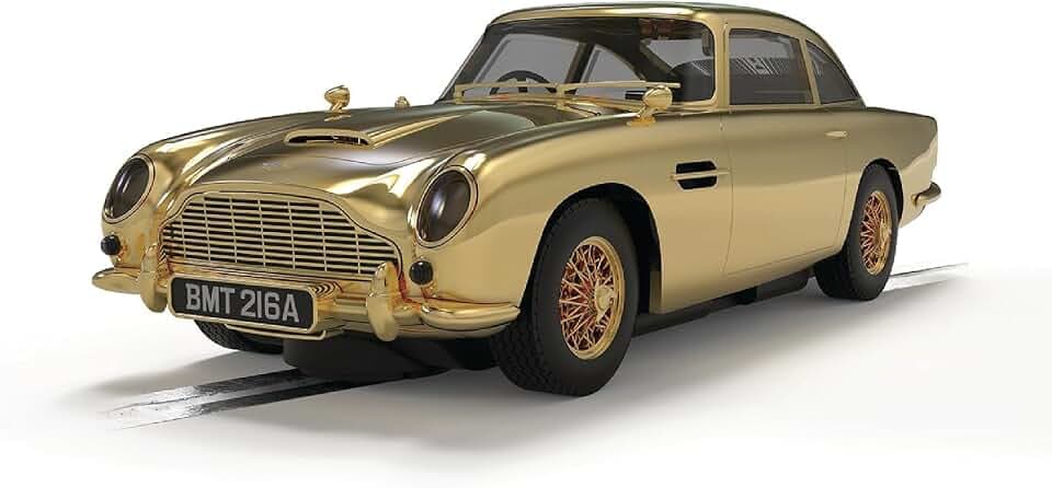 Scalextric Cars – C4550A James Bond Aston Martin DB5 – Goldfinger – 60th Anniversary Gold Edition – Spielzeug-Schlitzauto zur Verwendung mit Scalextric-Rennstrecken oder -Set