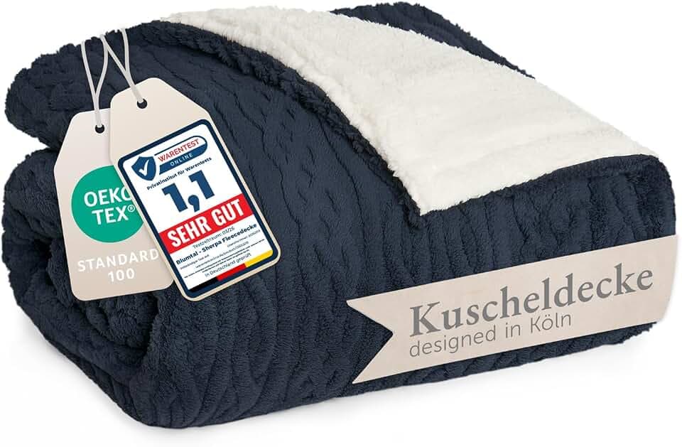 Blumtal Kuscheldecke 220x240 cm mit Zopfstrick-Optik - Oeko-TEX zertifizierte Mikrofaser Fleecedecke mit weicher Sherpa-Innenseite - Kuscheldecke flauschig - Dunkelblau und Weiß