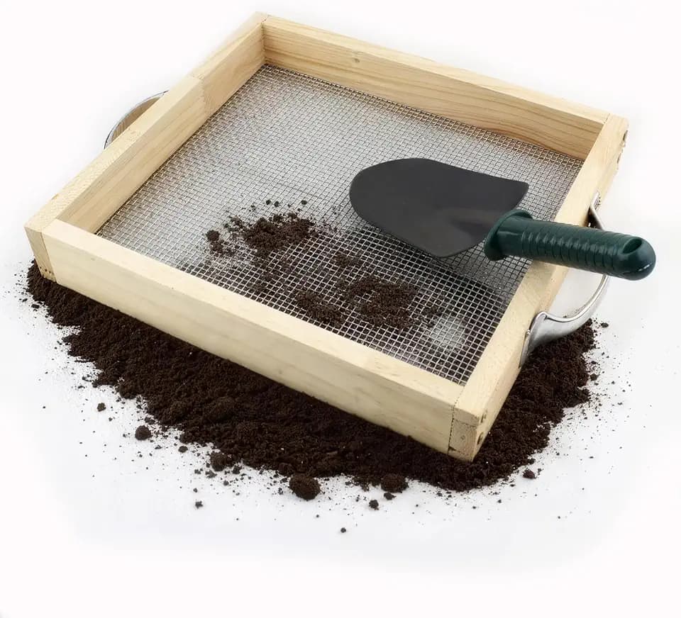 Soil Sifter for Gardening Dirt Sifter with 0.12 inch Metal Wire Mesh Sifting Screen Wood Rocks Sifter with Handle Screen Compost Sifter Garden Essentials（12.5x11.4 in）