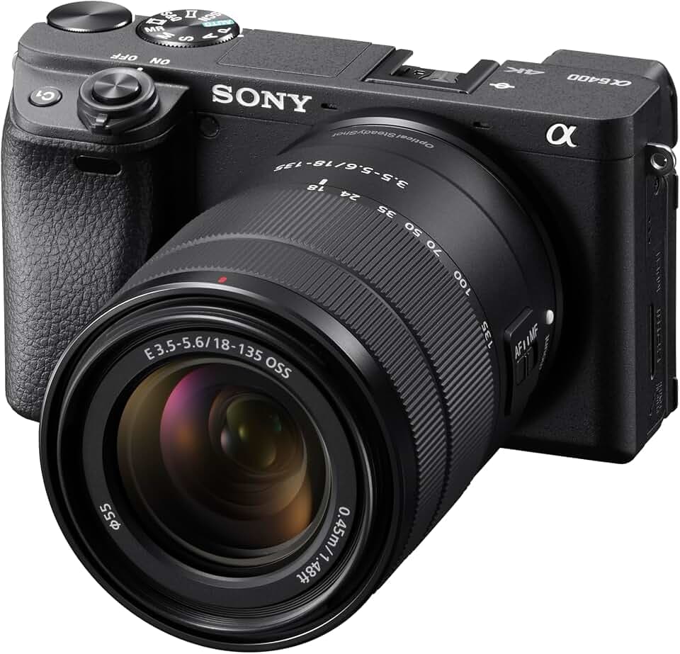 Sony Alpha 6400 mit 18–135 mm Objektiv, 24,2 MP, Echtzeit-AF, 4K | Vielseitiger 18–135-mm-Zoom für Landschaft, Porträt und Alltag mit flexibler Brennweite und hoher Bildqualität