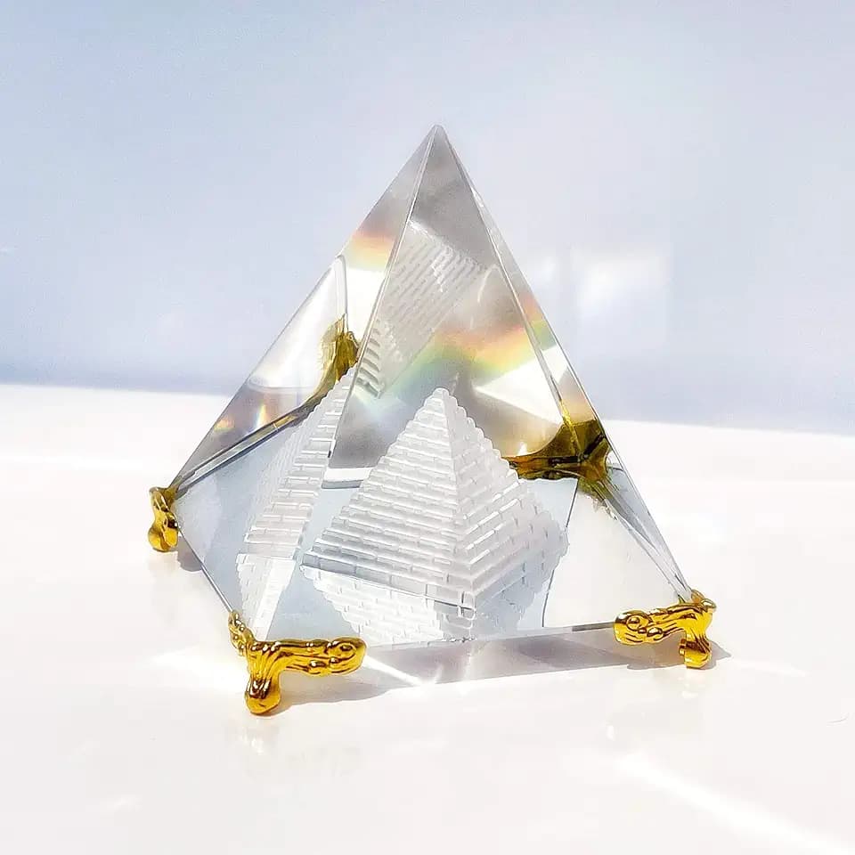 Together-Life Kristall Pyramide Prisma, Feng Shui Crafts Meditationskristall mit Goldständer für Home Office Art Decor, Pyramiden Geschenk, Ständer für Wohlstand, Positive Energie und Glück (8cm)