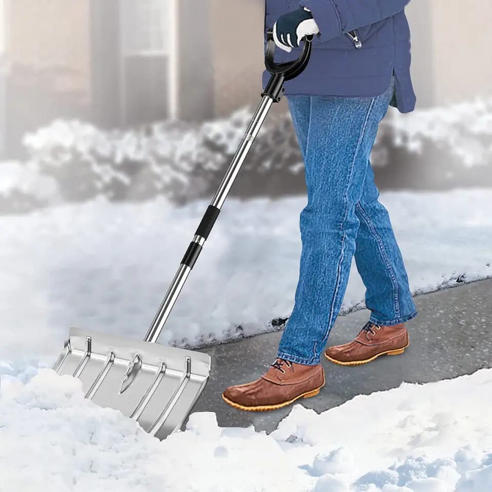 Große Schneeschaufel Aluminium 42 * 32cm, Schiebekante mit Rostfreier Stahl und Alu-Stiel mit D-Griff, Schneeschieber Schneeschippe Schneeschüppe Schneeräumer