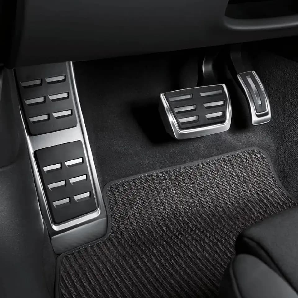 Audi Edelstahl-Pedalkappen, Sportdesign mit Gummibeschichtung für besseren Grip, Gebürstet