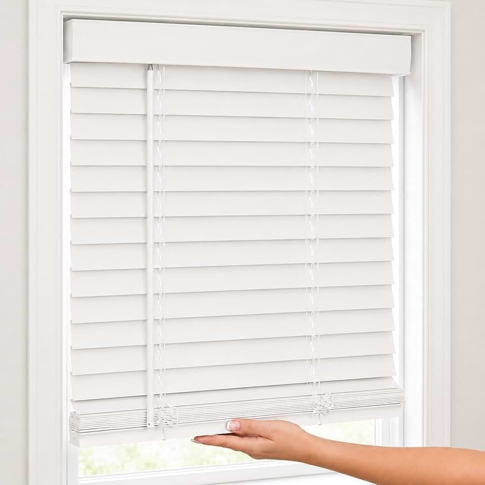 CHICOLOGY Schnurlose Jalousien, 5,1 cm breit, horizontal, venezianische Fensterbehandlung, ideal für Kinder, Innenmontage, 71 cm breit x 152 cm hoch, Weiß