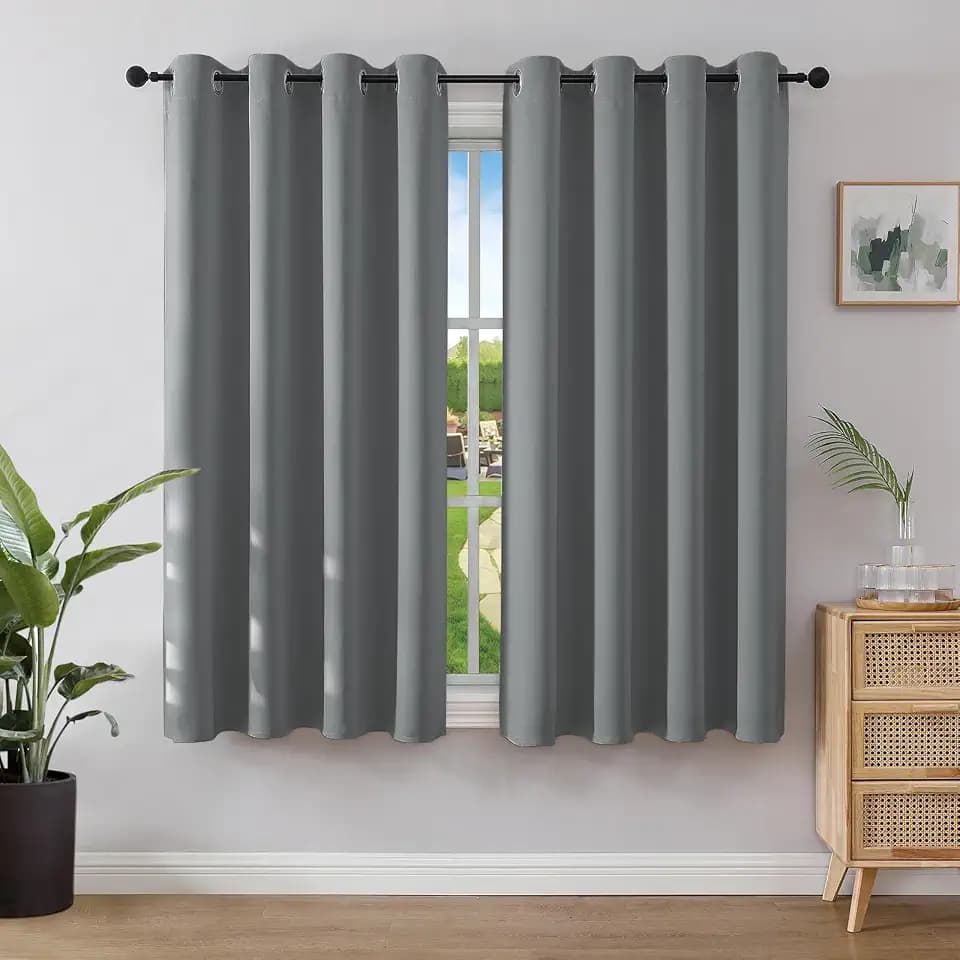 Joydeco Verdunkelungsvorhänge Hellgrau mit Ösen 2er Set H 145 x B 140 cm, Kurze Vorhänge Blickdichte 145 cm Lang für Küche Schlafzimmer