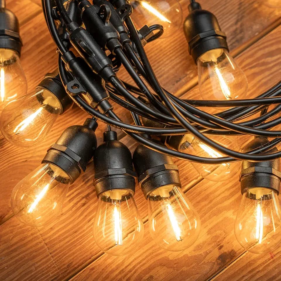 Dedra LED-Gartenlichterkette L3002 20 m mit 20 LED-Lampen, 220 V, warmes weiches Licht, für den Außenbereich geeignet, erweiterbar dank Verbindungssystem, mit integrierten Anschlusssteckern