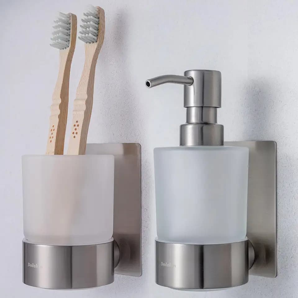Seifenspender und Zahnputzbecher Set | Milchglas Handseifenspender & Zahnbecher | Edelstahl Zahnputzbecherhalter ohne Bohren | Wandseifenspender zum Kleben | Badezimmer Set | Silber Grau