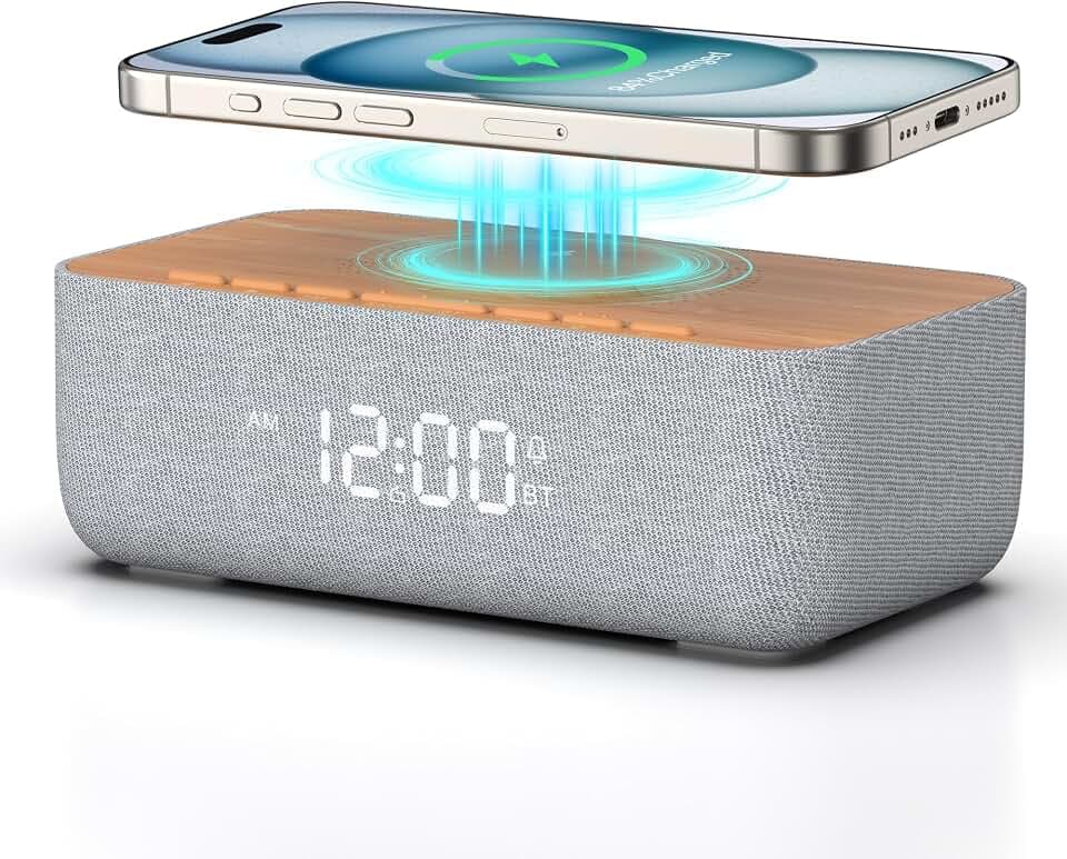 REACHER Digitaler Radiowecker mit kabelloser Ladestation & Bluetooth Lautsprecher – 15W Magnetisches Schnellladen, MagSafe-kompatibel, 6 Wecktöne, dimmbares 0–100%-Display & FM für Schlafzimmer, Büro