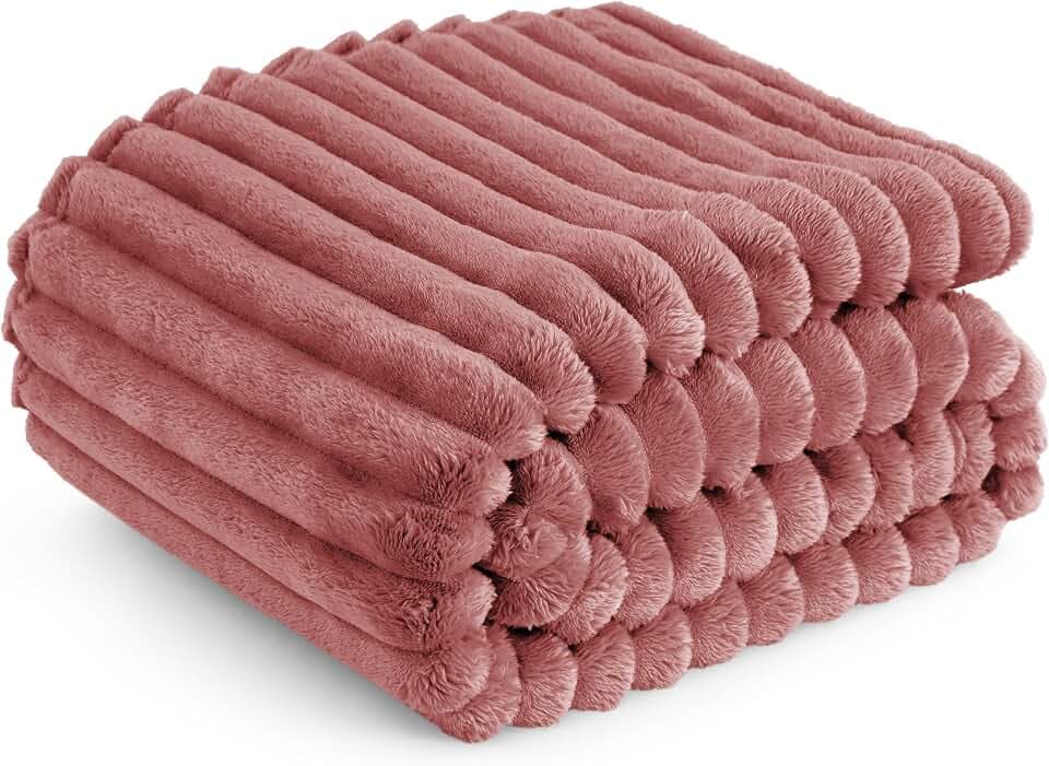 BEDSURE Kuscheldecke 150x200 Zimmer Deko - Tagesdecke, Dunkelrosa