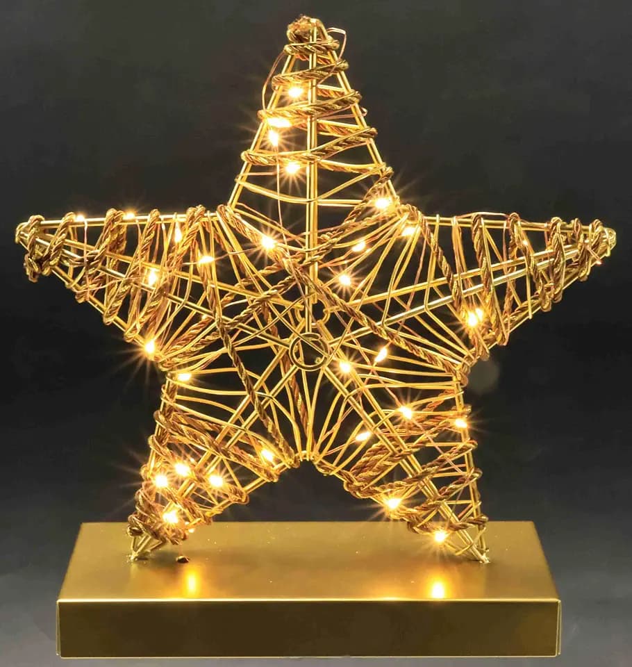 Leuchtfigur Stern aus Metall & Kordel auf Sockel | ca. 26x25x8 cm | LED Dekofigur warmweiß | Gold |Batteriebetrieb 3xAAA | Mit Timer |Weihnachtsdeko Stern Lampe Tischdeko | Geschenkidee