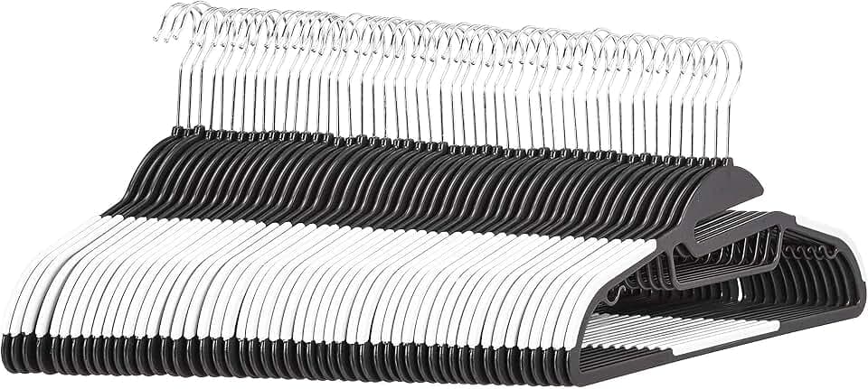 Amazon Basics Strapazierfähige Kunststoff-Kleiderbügel, mit rutschfestem Gummiüberzug und horizontalem Steg, Weiß, 50er-Pack