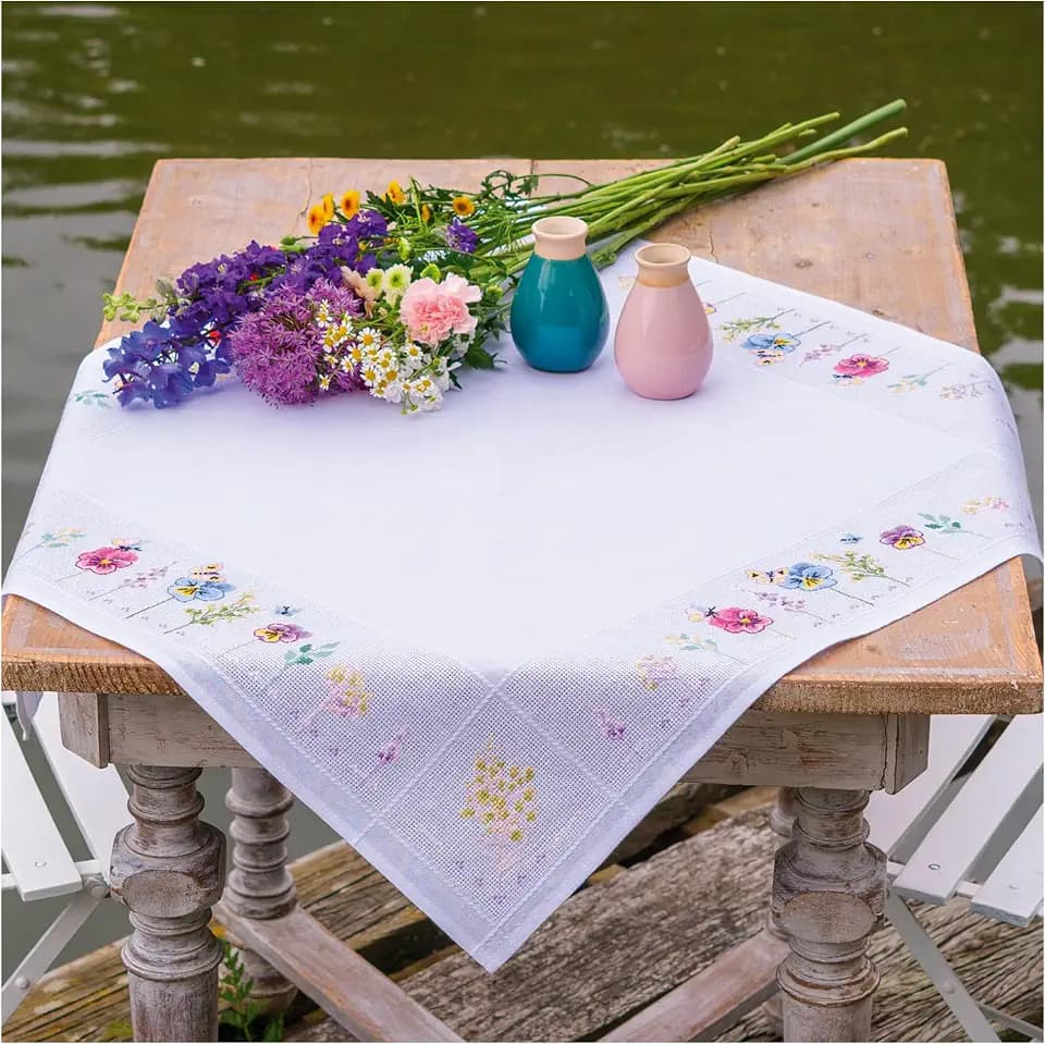 Vervaco Stickpackung Tischdecke Zählmusterpackung Kreuzstich STIEFMÜTTERCHEN Stickdecken zum Selbersticken Bastelset Handwerker Kreativ Set für Erwachsene ca. 80 x 80 cm Kreatives Geschenk