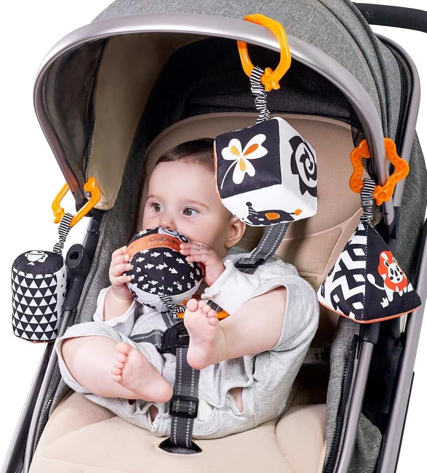 TUMAMA High Contrast Baby Spielzeug, Schwarz-Weiß Kinderwagen Spielzeug für Autositz Baby Plüsch Rasseln Ringe Hängespielzeug für 0 3 6 9 12 Monate, Neugeborene, Kleinkinder, Kleinkinder (4 Pack)