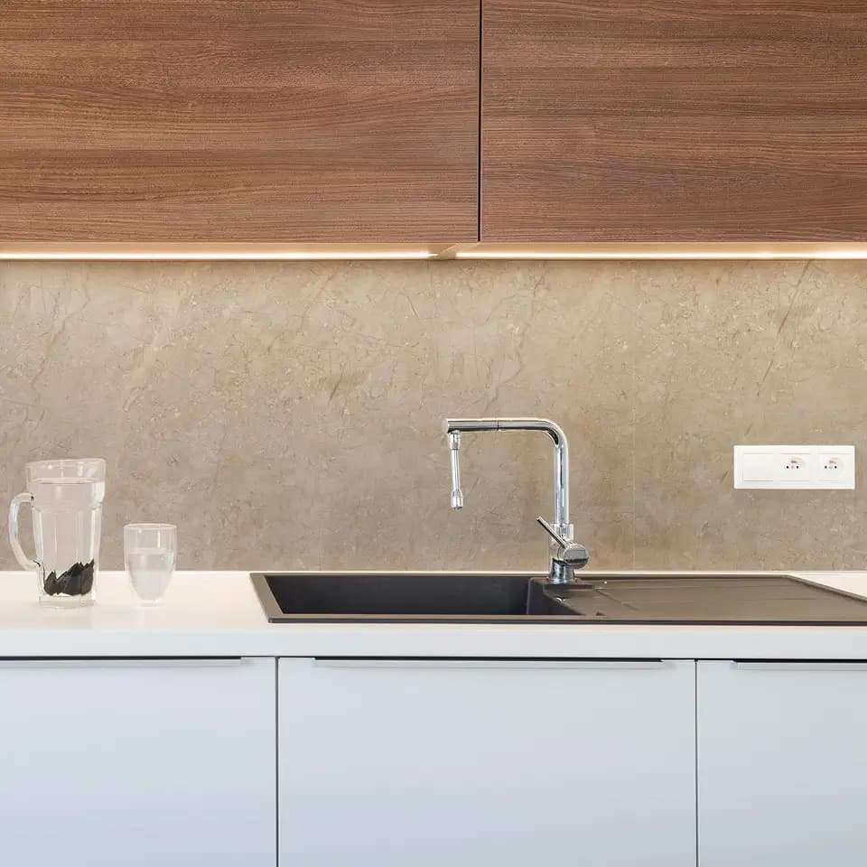 CREARREDA Küchenrückwand Selbstklebend Made in Italy Einfache Anwendung Spritzschutz aus PVC Wasserbeständig und Langlebig.