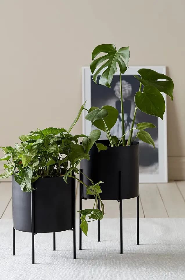 Ellos Home Milton Übertopf, vielseitiger Blumentopf aus Eisen mit wendbarem Gestell für den Innen- und Außenbereich, 22 cm hoch - Schwarz, Ø 25 cm