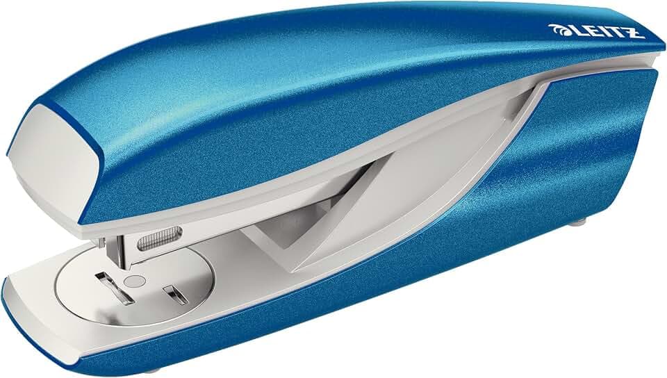 Leitz Heftgerät, 30 Blatt Tacker mit 200 Heftklammern, Hefter aus Metall mit Kunststoffelementen, WOW Serie, Blau, 55021036