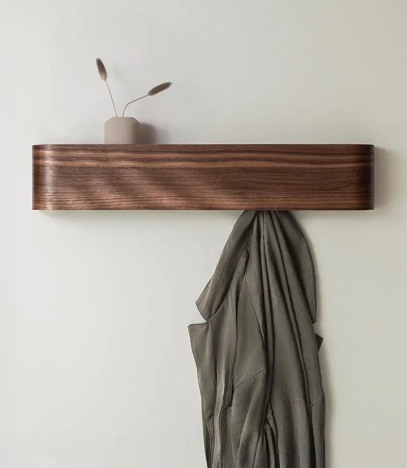 Kazai. Wandgarderobe 'Toke' | Moderne Design-Garderobe mit verdeckten Wandhaken | Garderobenpaneel aus Massivem Echtholz-Furnier | Walnuss