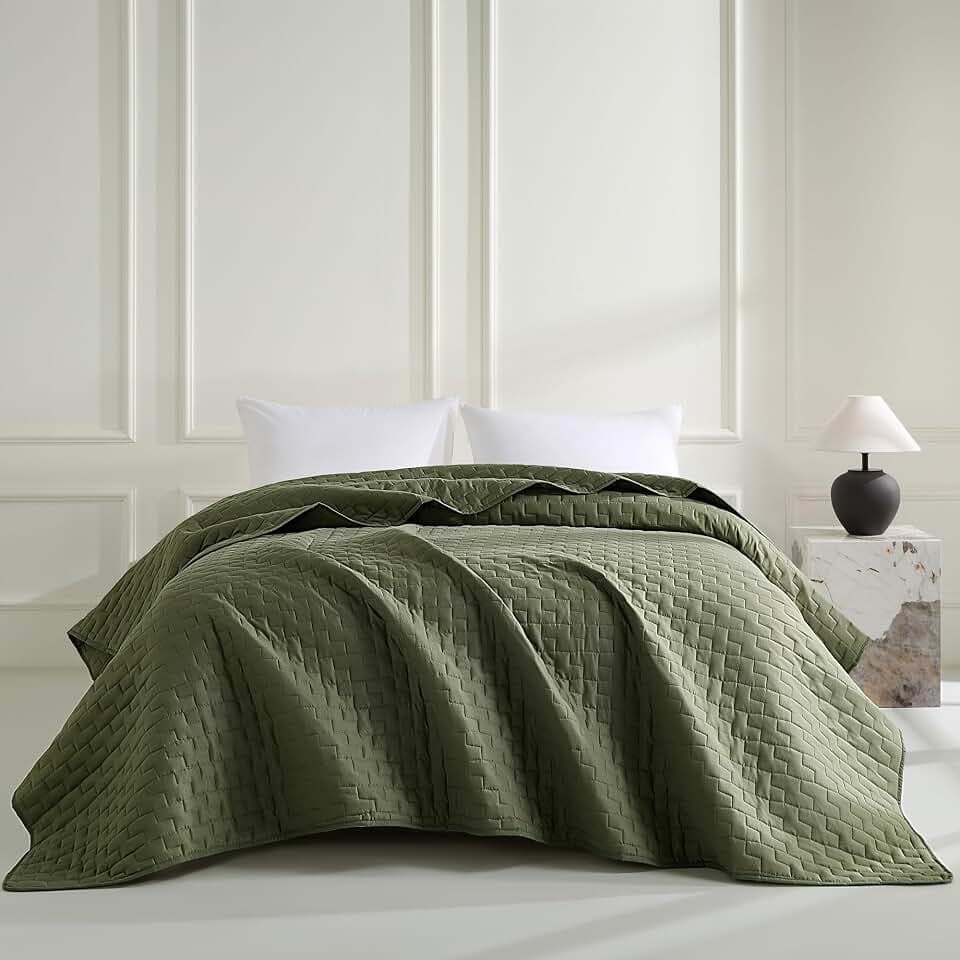 beeweed Olivgrün Tagesdecke 200 x 220 cm - Vielseitige Steppdecke als Bettüberwurf oder Sofaüberwurf - Ideal als Bedspread im modernen Stil - Überwurfdecke für Bett und Sofa
