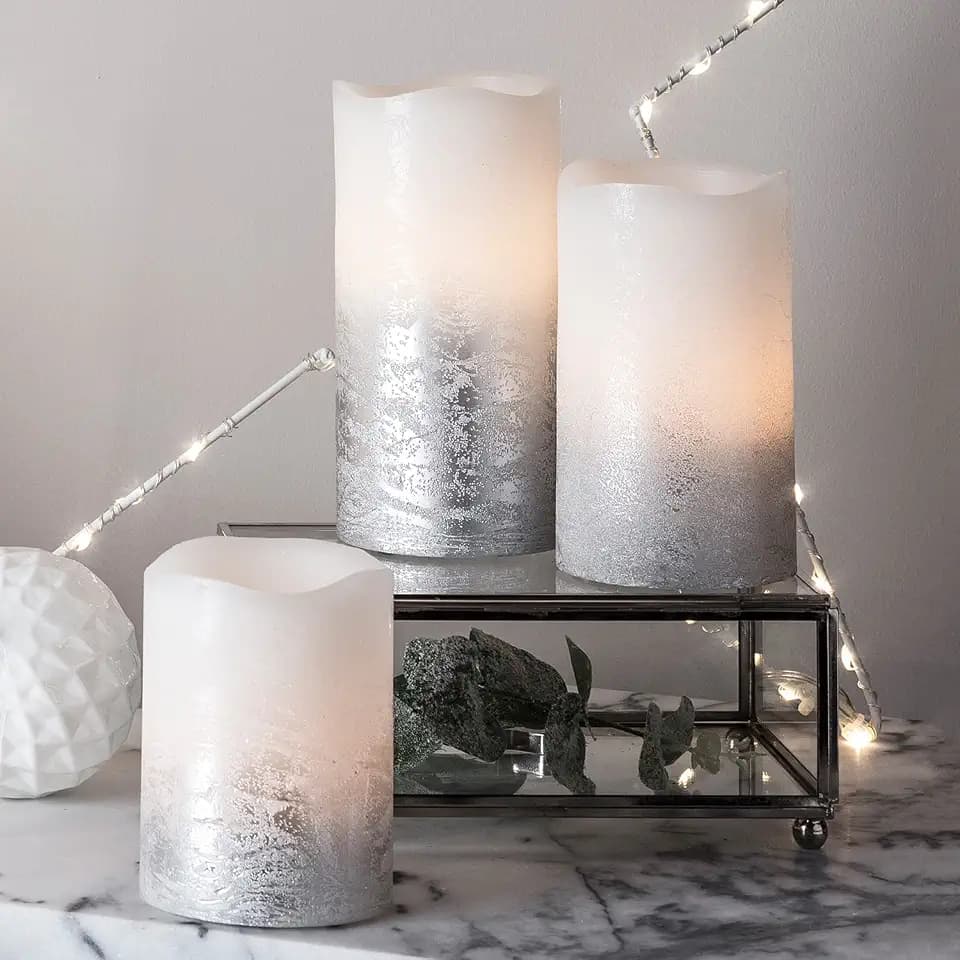 Lights4fun 3er Set LED Echtwachs Kerzen flackernd warmweiß silber Timer batteriebetrieben Kerze Weihnachten LED Adventskerzen