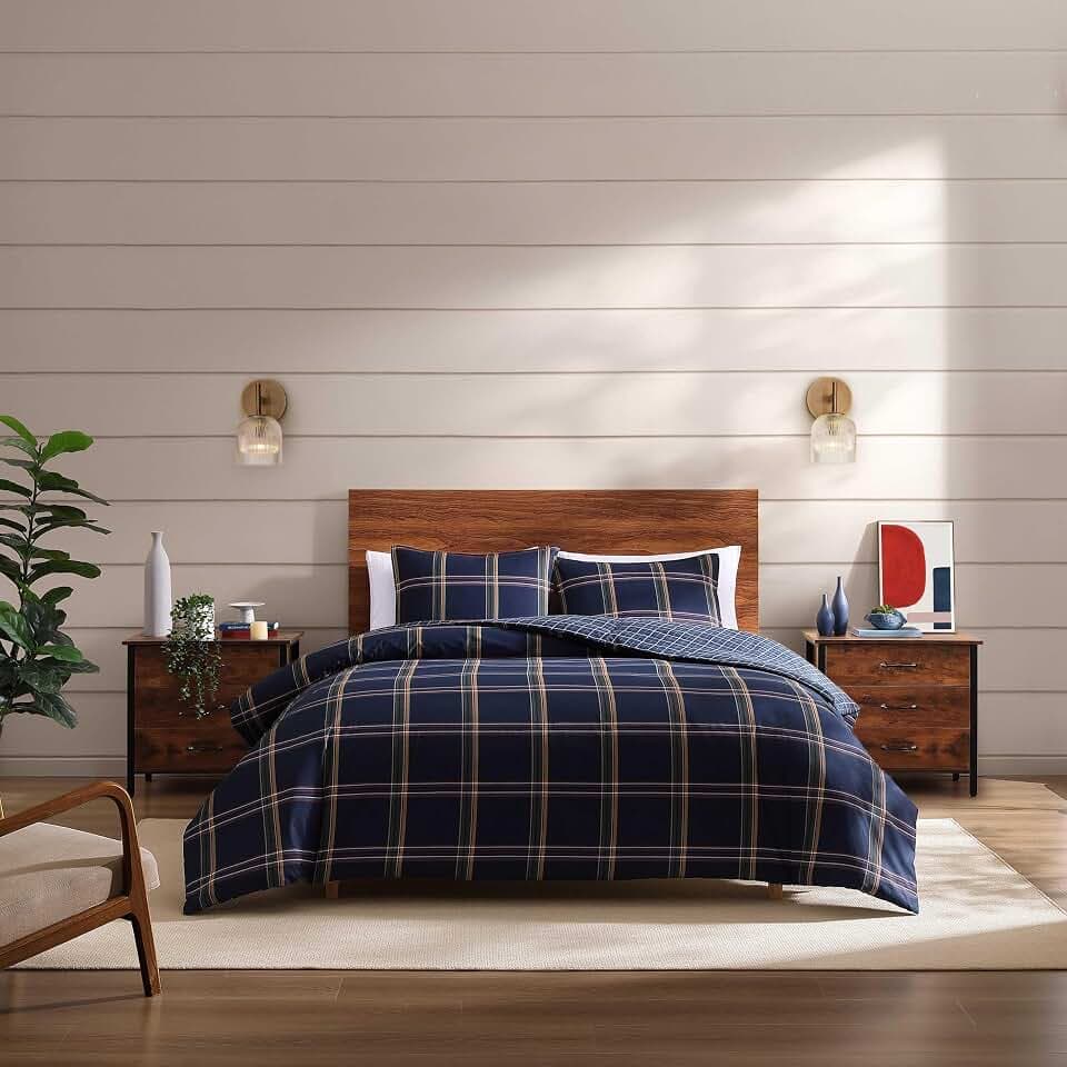 Tommy Hilfiger - Queen Size Comforter Set with Matching Shams