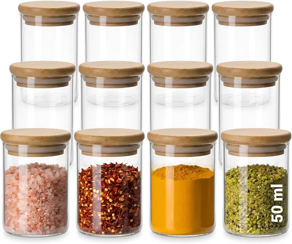 gouveo 12er Set Glasbehälter 50 ml (0,05 l) Glasbehälter 50 ml rund mit Holzdeckel braun, kleine Vorratsgläser aus Borosilikatglas für Gewürze, Kräuter, Kleinteile (BGR050BAM)