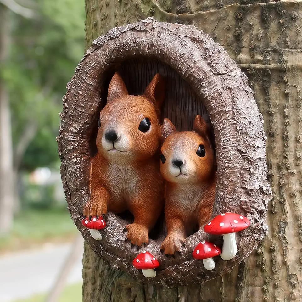 Mom and Baby Squirrel Tree Hugger Outdoor Tree Faces Decor, Resin Squirrel Figurine Garden Statues Whimsical Tree Peeker Sculpture for Patio Lawn Yard Porch Wall Ornaments